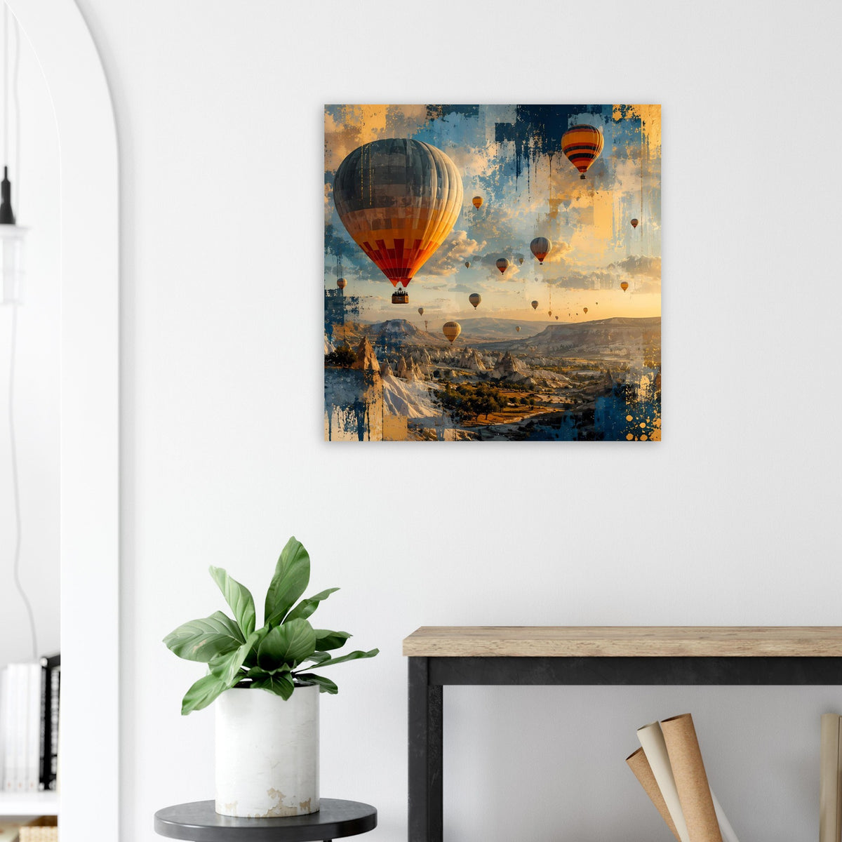 Gerahmtes Landschaftsposter mit Heißluftballons über Berglandschaft in Blau und Gold