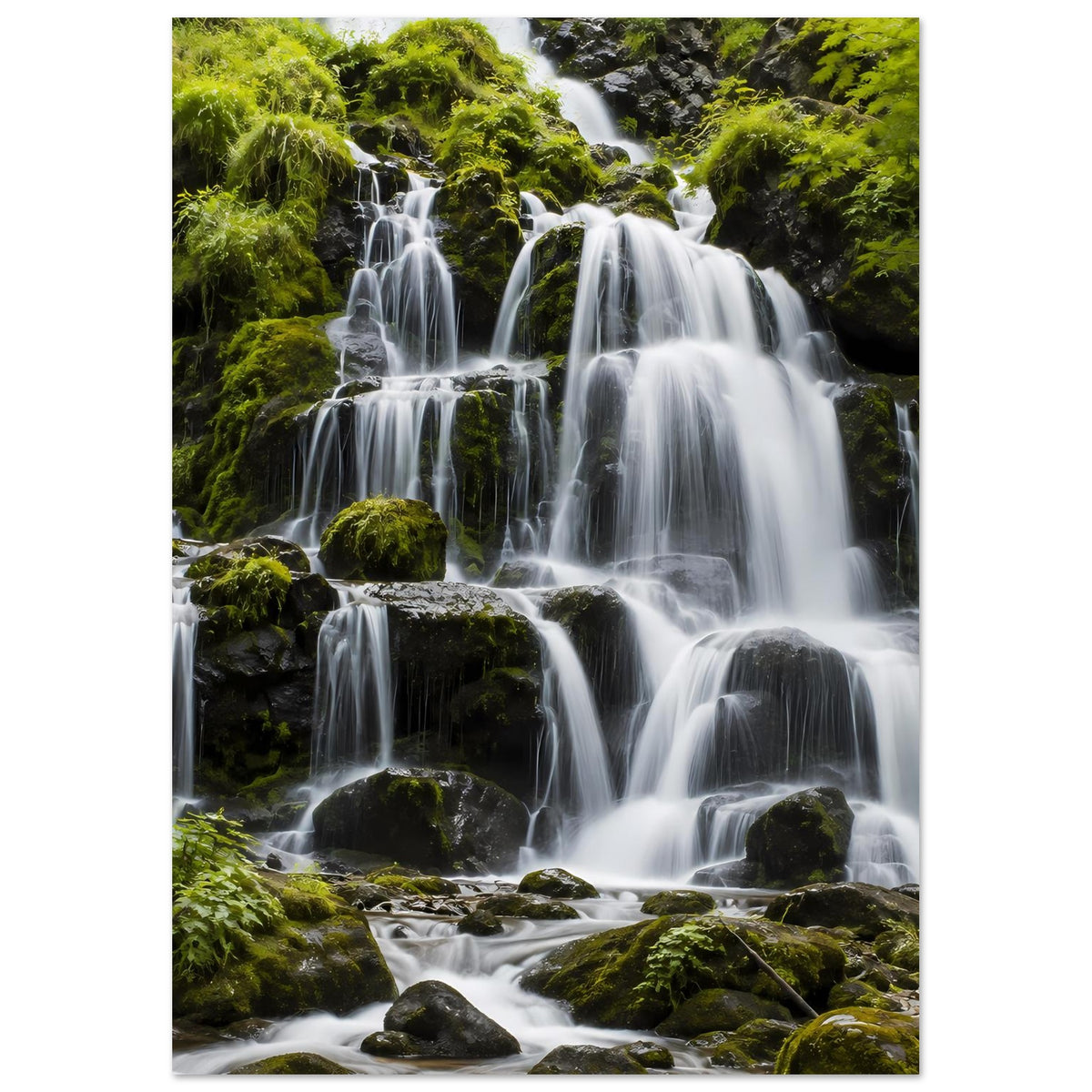 Wasserfall-Poster im Hochformat mit grünem Moos und mehrstufigen Wasserläufen