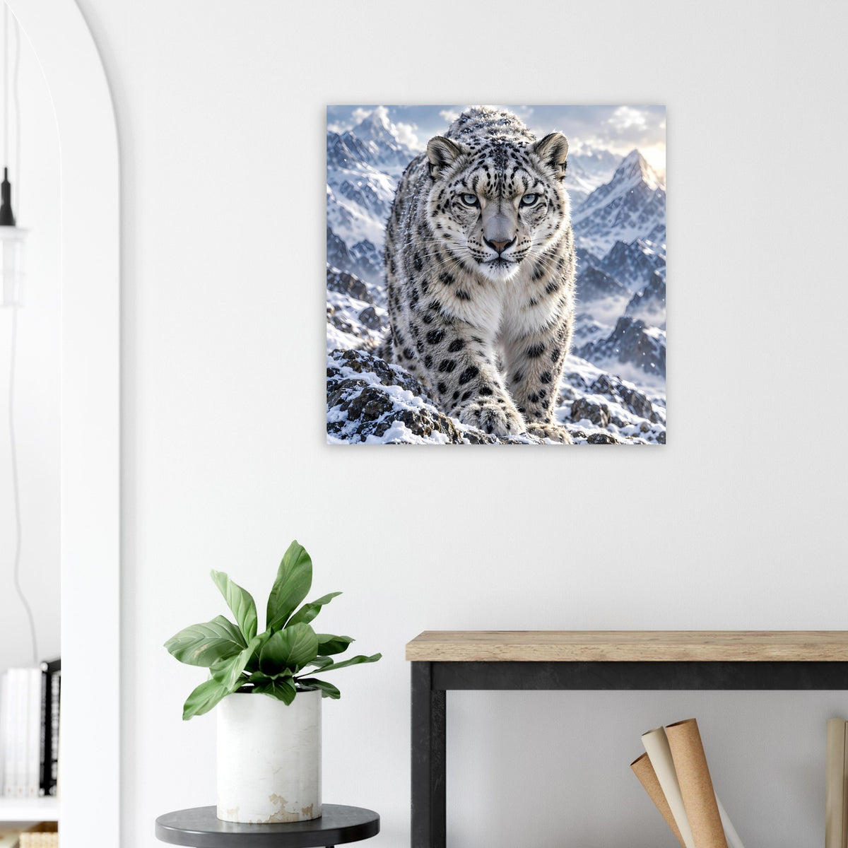 Quadratisches Poster mit Schneeleopard im Schnee vor Alpenbergen