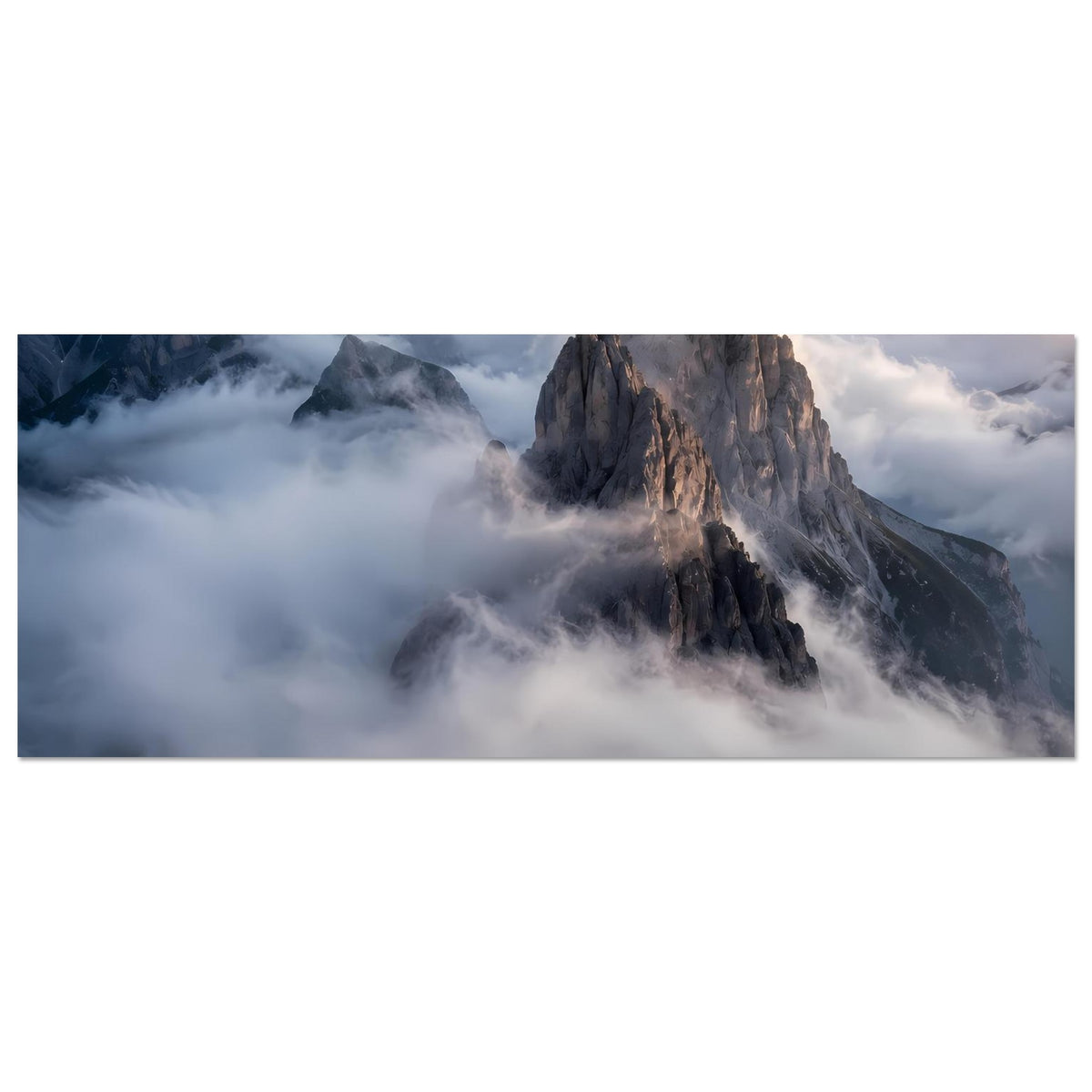 Horizontales Poster: Panorama mit Bergspitzen im Wolkenmeer, schmaler Felsstreifen unten