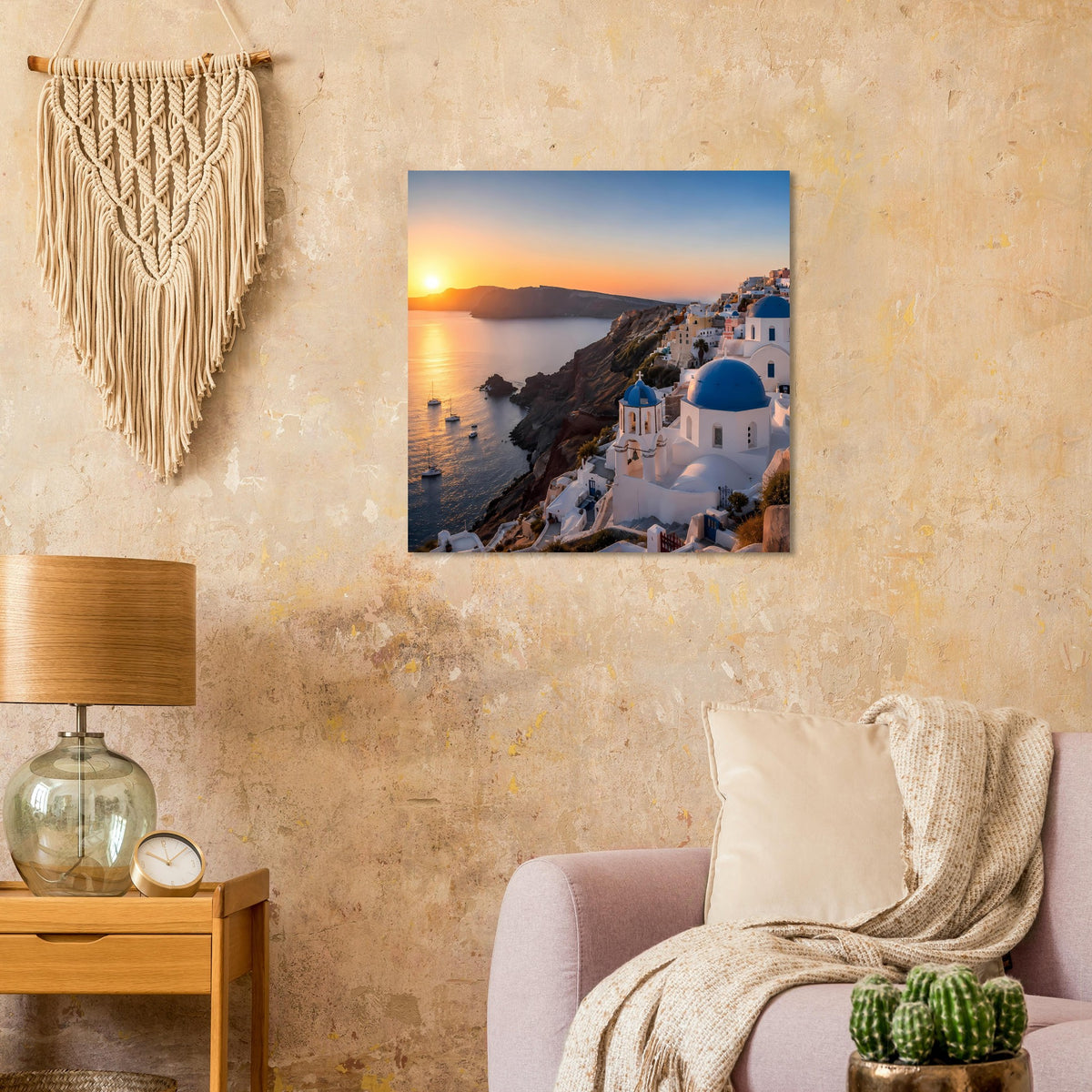 Poster mit Felsenküste, weißen Gebäuden und blauen Kuppeln über dem Meer bei Sonnenuntergang