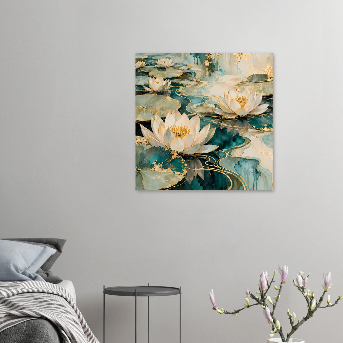 Quadratisches Wandposter mit weißen Lotusblüten auf türkisblauem Wasser und Goldakzenten