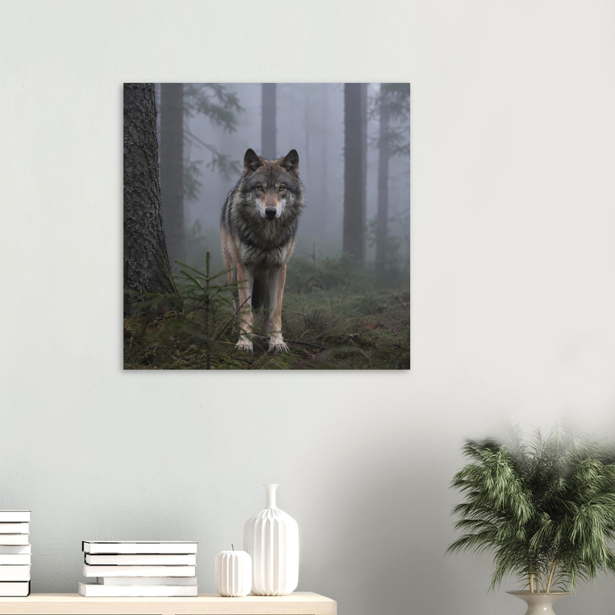 Quadratisches Poster mit Wolf im Wald, frontal stehendes Tier zwischen Bäumen