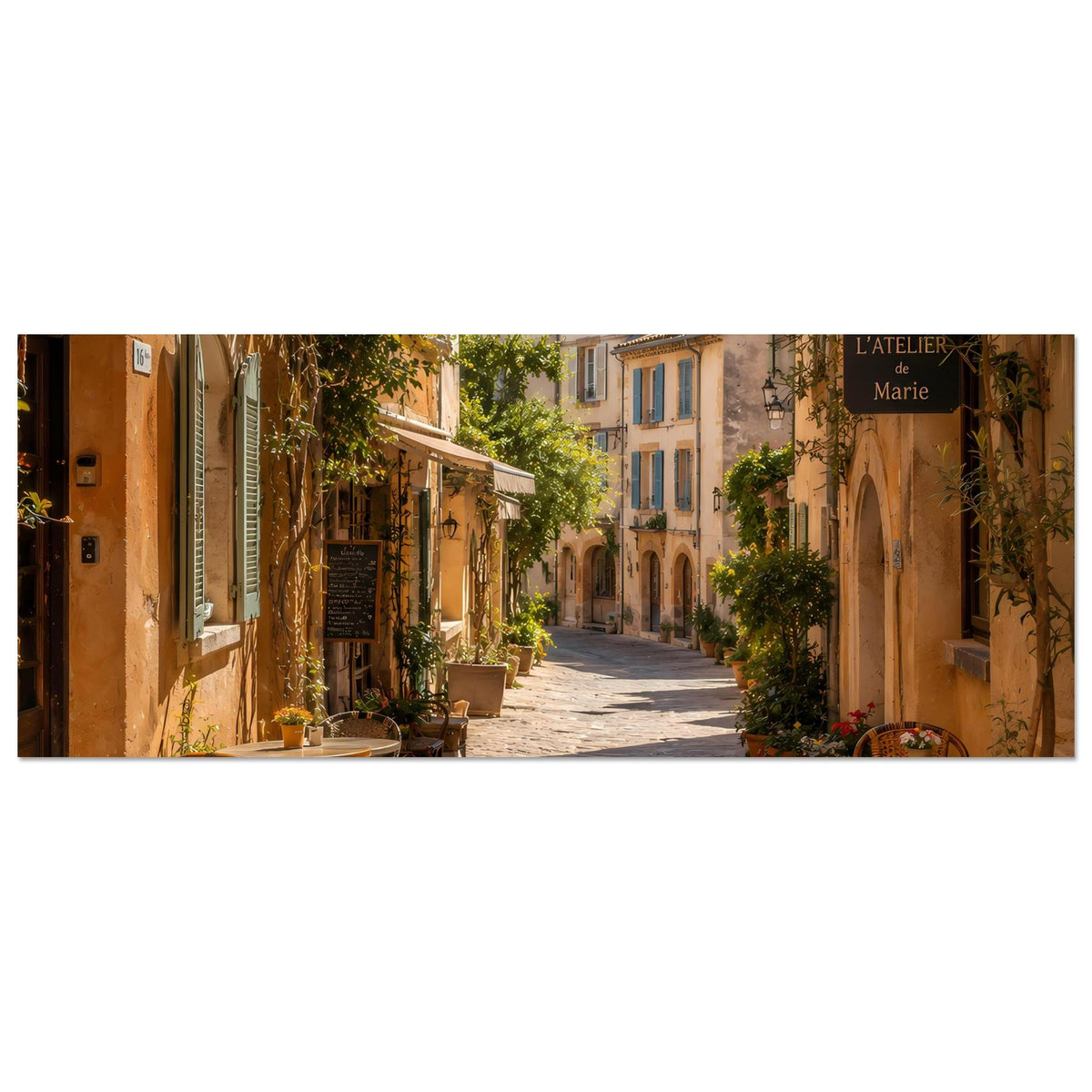 Horizontales Poster mit sonniger mediterraner Gasse und historischen Häusern