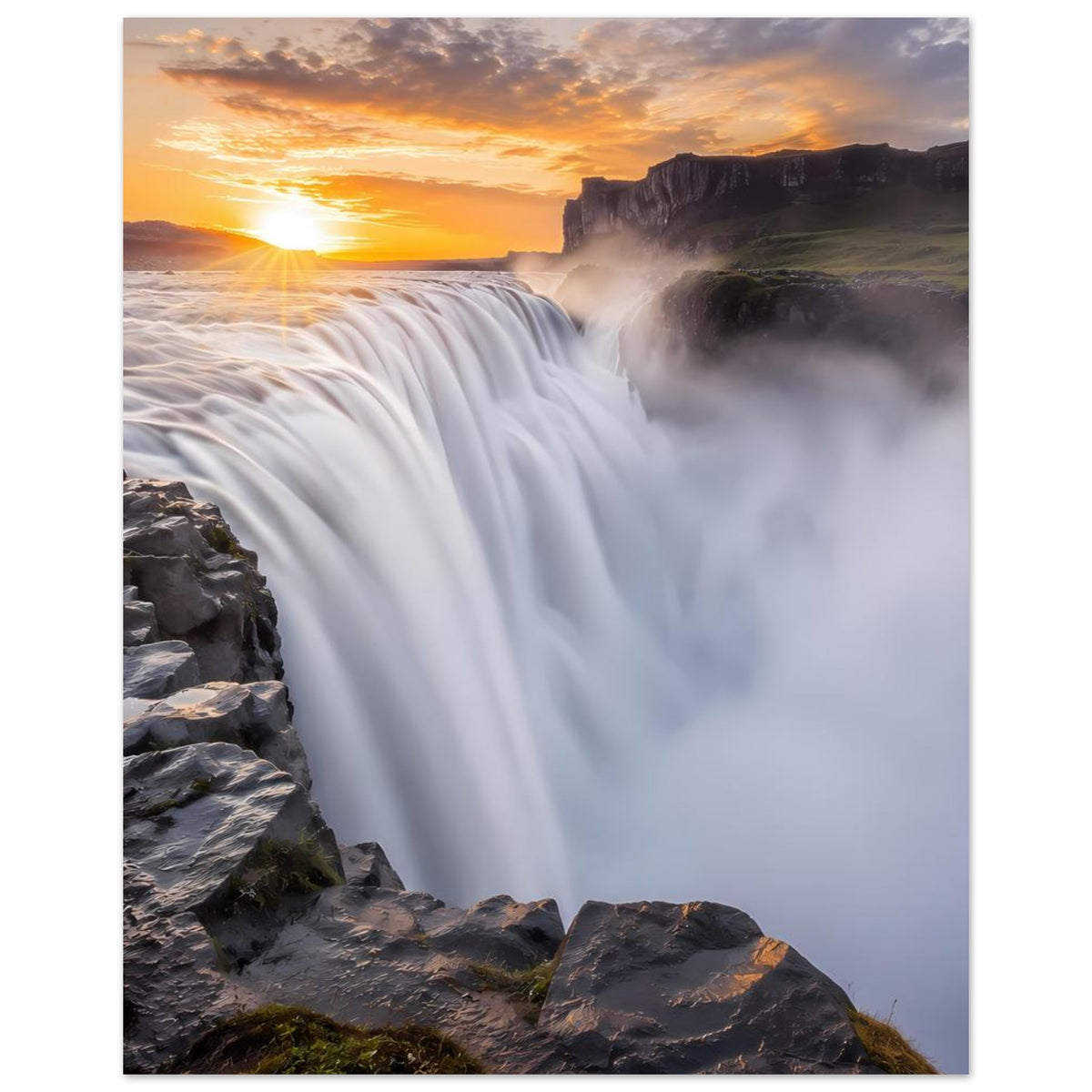 Poster mit Wasserfall und Sonnenuntergang, Felsvorsprung rechts, Wasser stürzt in weißen Bögen