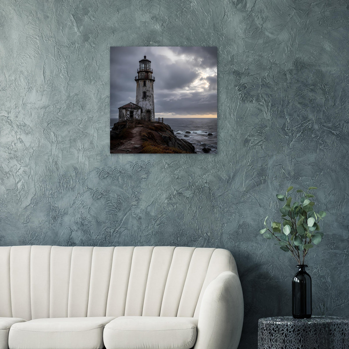 Leuchtturm-Poster mit weißem Turm auf Klippen, Meer und Regenwolken
