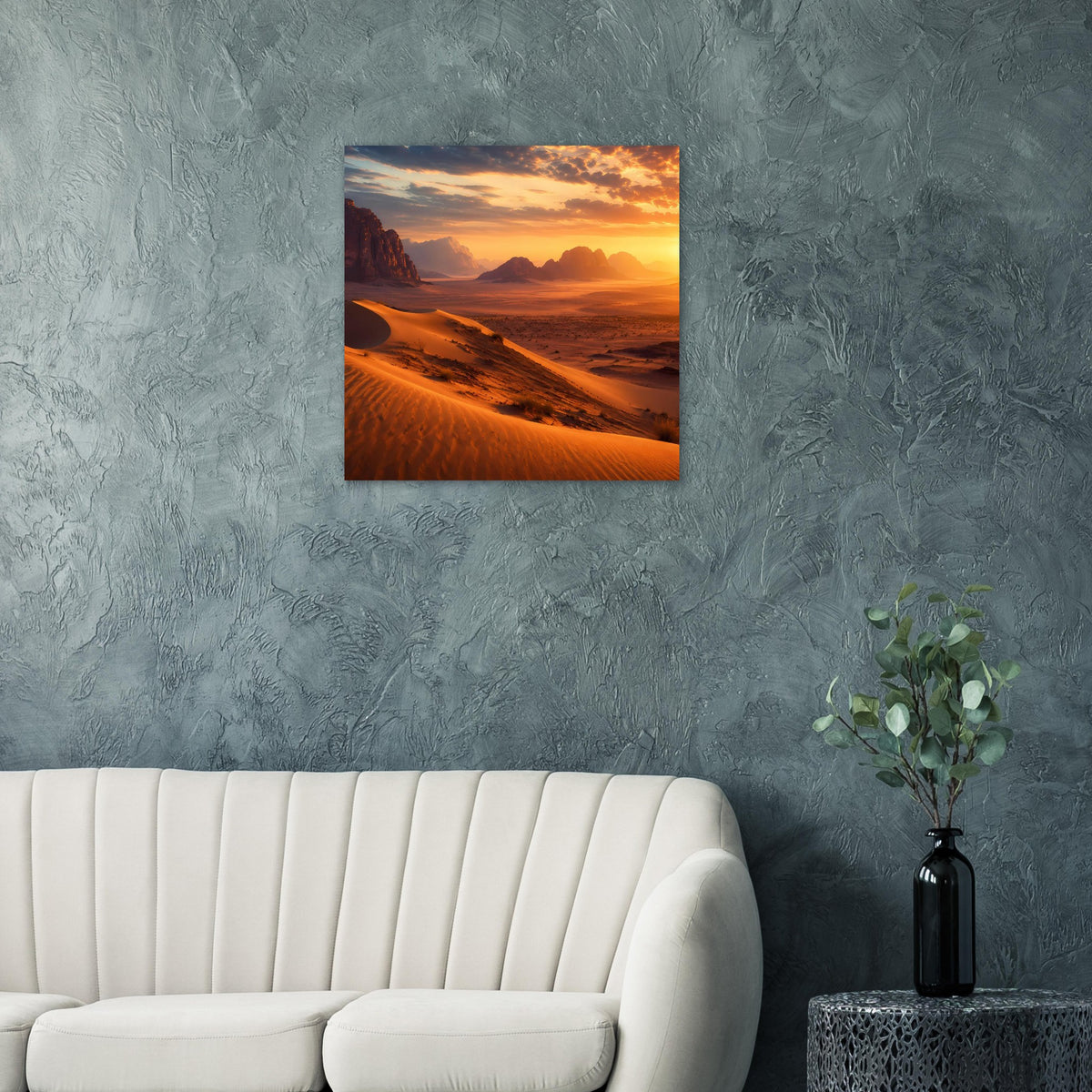 Quadratisches Wandposter mit Sonnenuntergang in der Wüste an blau-grauem Wandputz