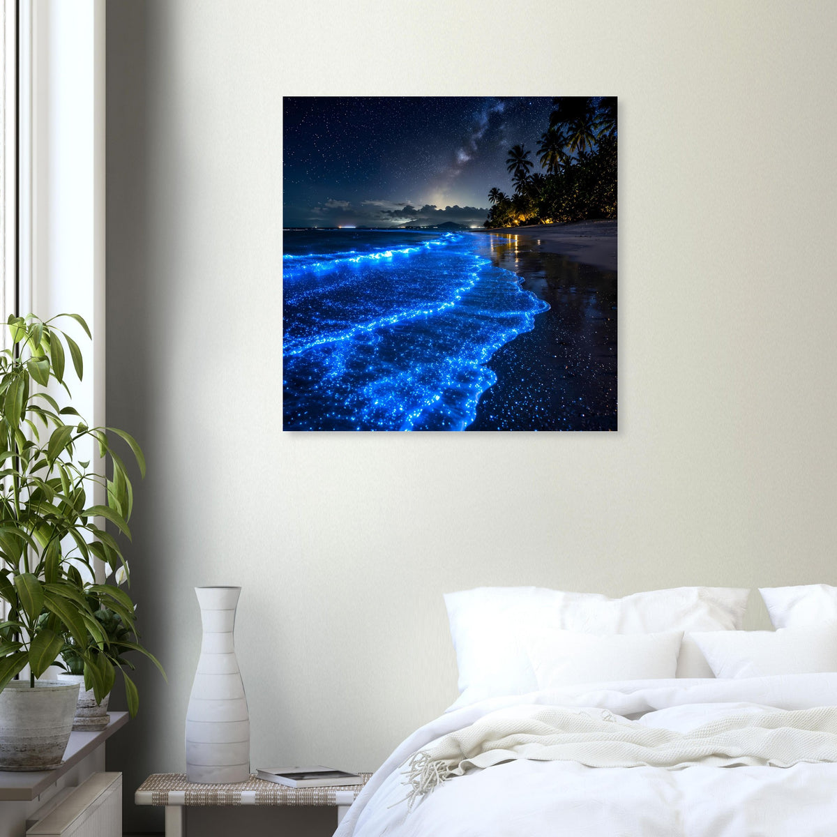Quadratisches Poster mit leuchtend blauen Meereswellen und Palmen bei Nacht