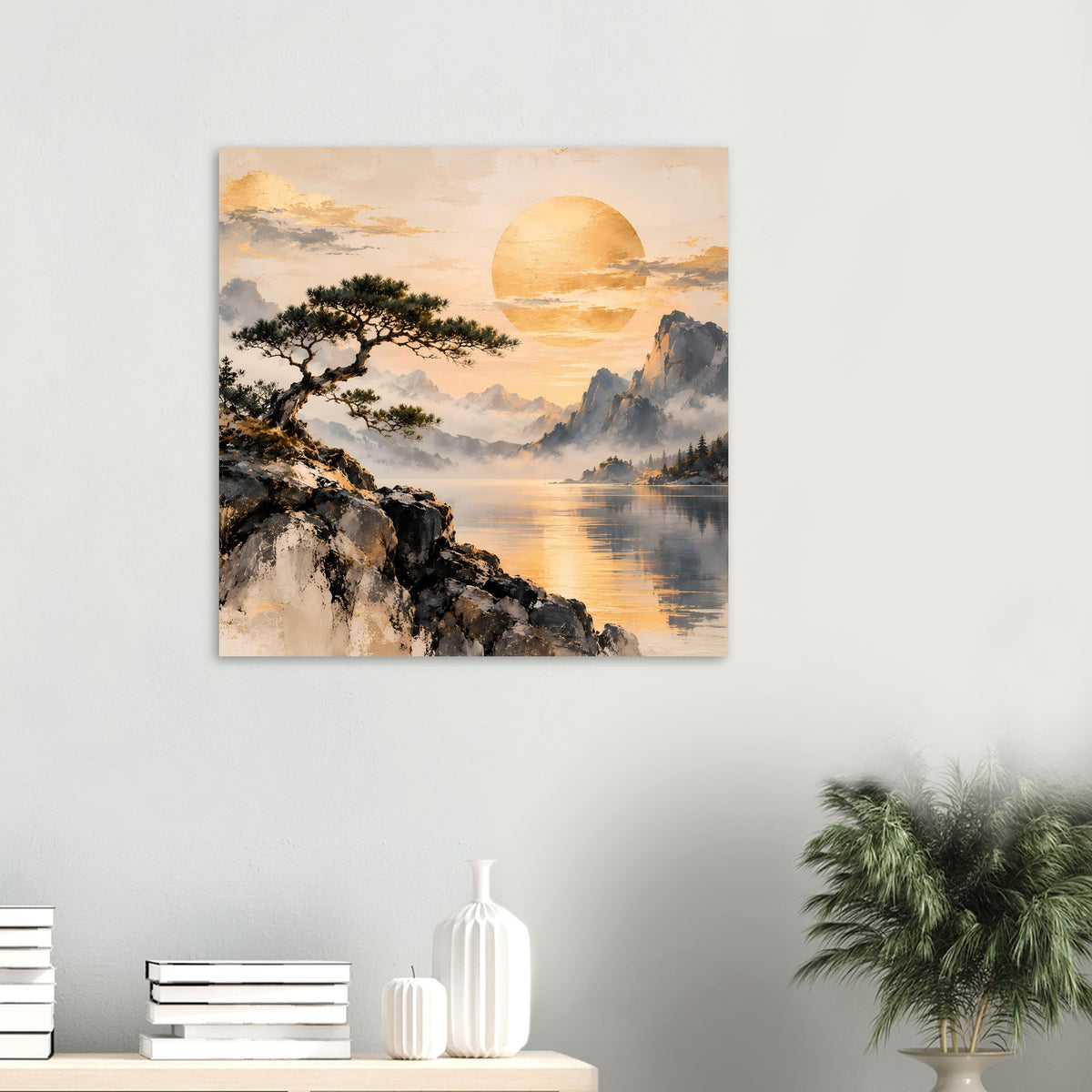 Gerahmtes kleines Landschaftsposter an der Wand: Baum auf Felsen, Berge, See und goldenes Licht.