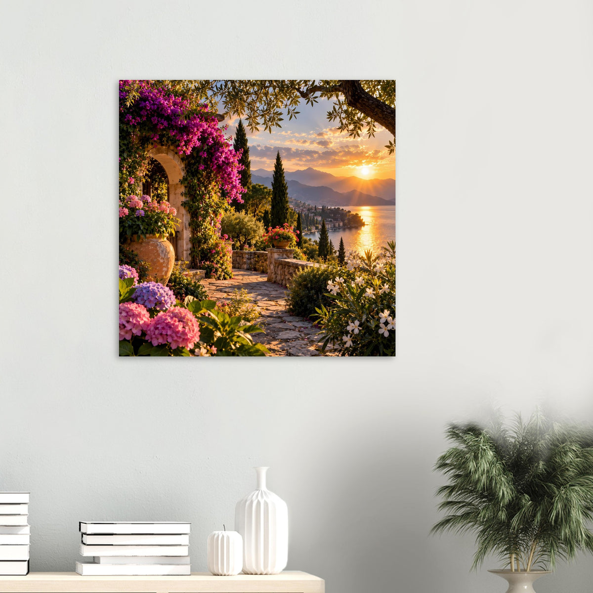 Kleines Sonnenuntergang-Poster an der Wand über Konsole mit Vasen; Garten am See