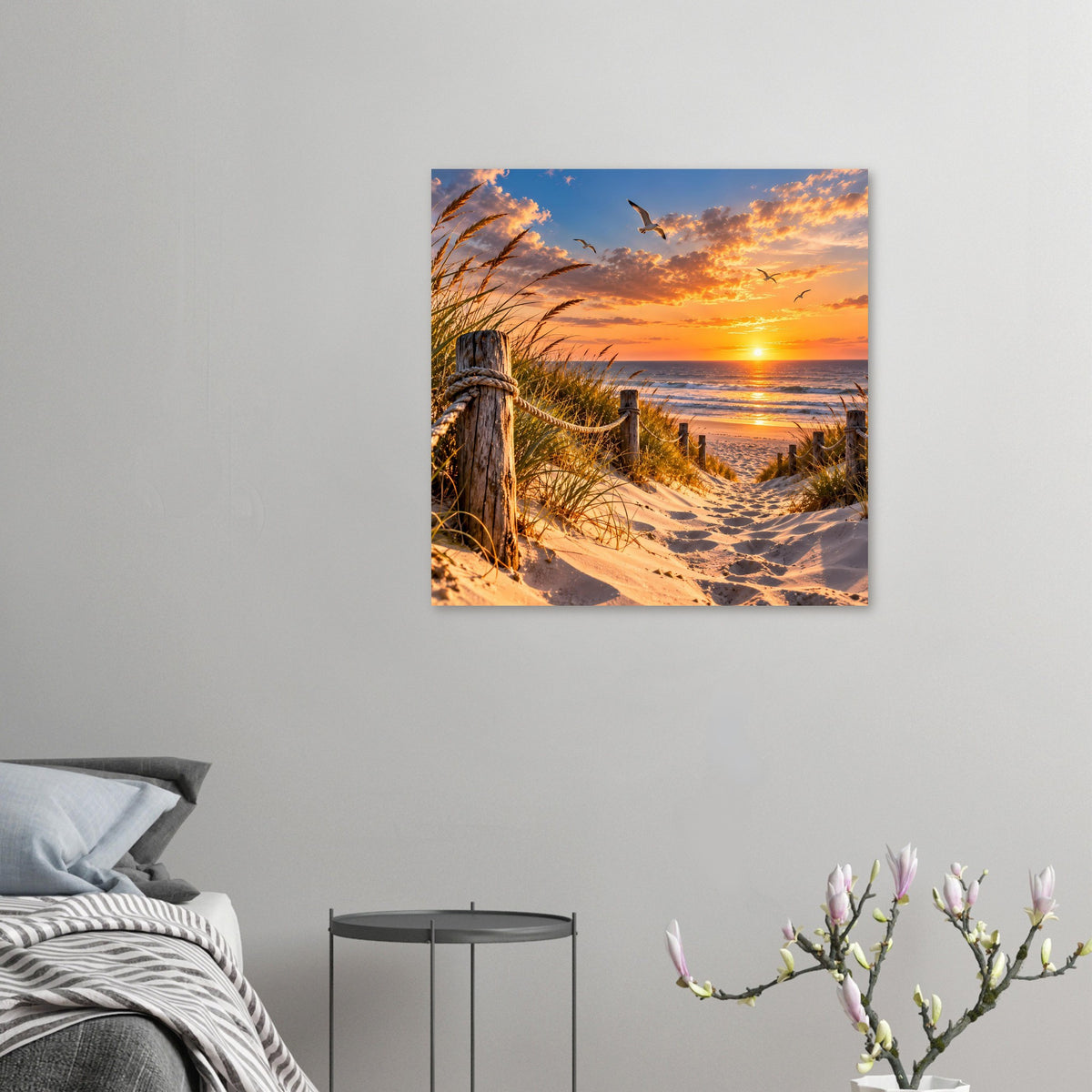 Wandposter mit Sonnenuntergang am Strand, Dünenweg, Seegras und fliegenden Möwen