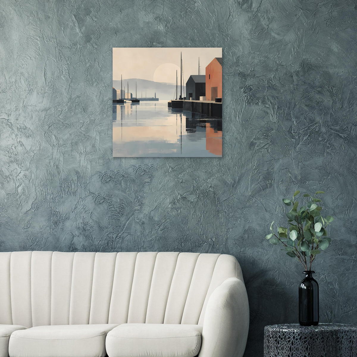 Quadratisches Poster mit Hafen und Spiegelung, warmen Farbtönen und blau-grauem Wasser.