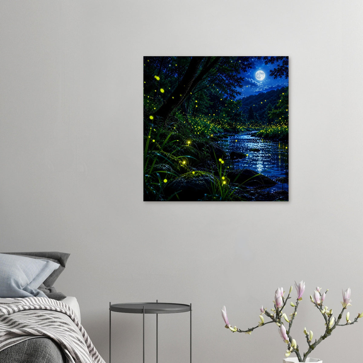 Kleines Poster im Querformat: nächtlicher Waldfluss mit leuchtenden Glühwürmchen und Mond