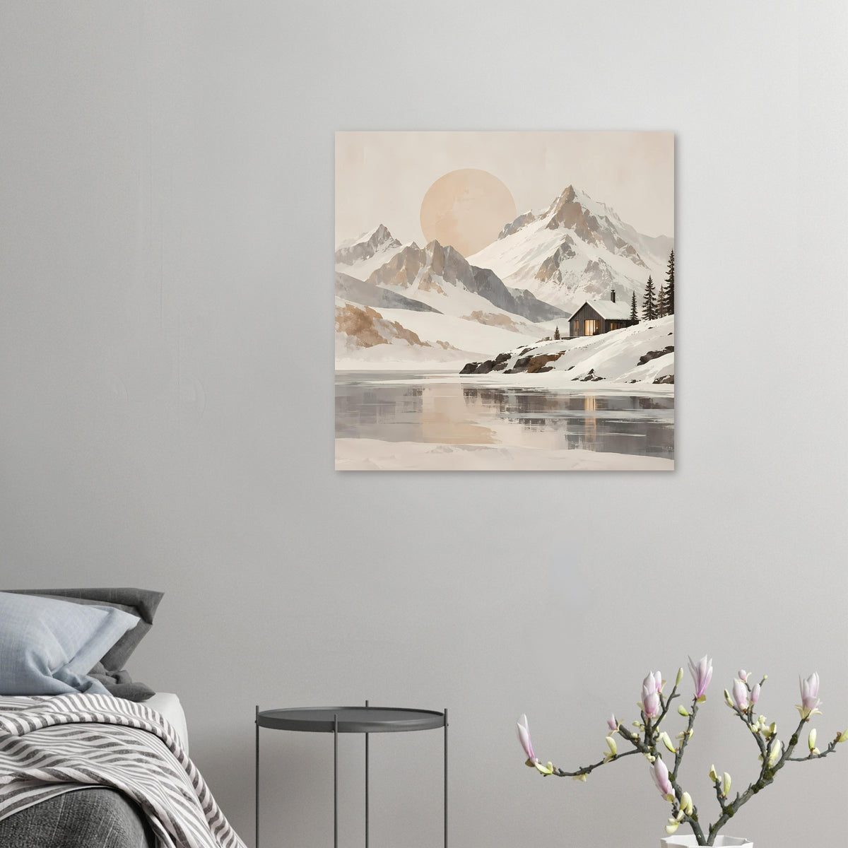 Kleines Berglandschafts-Poster in Neutraltönen mit Sonne, Schneebergen, Hütte und Reflexion