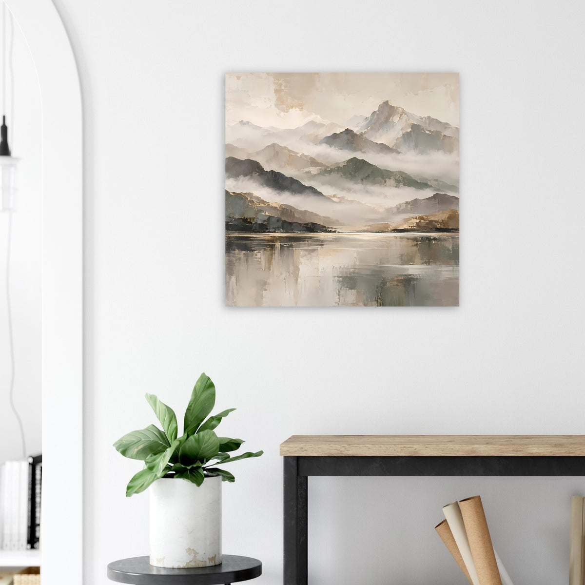 Naturposter mit nebligen Bergen und Uferlinie am See in Beige und Gold