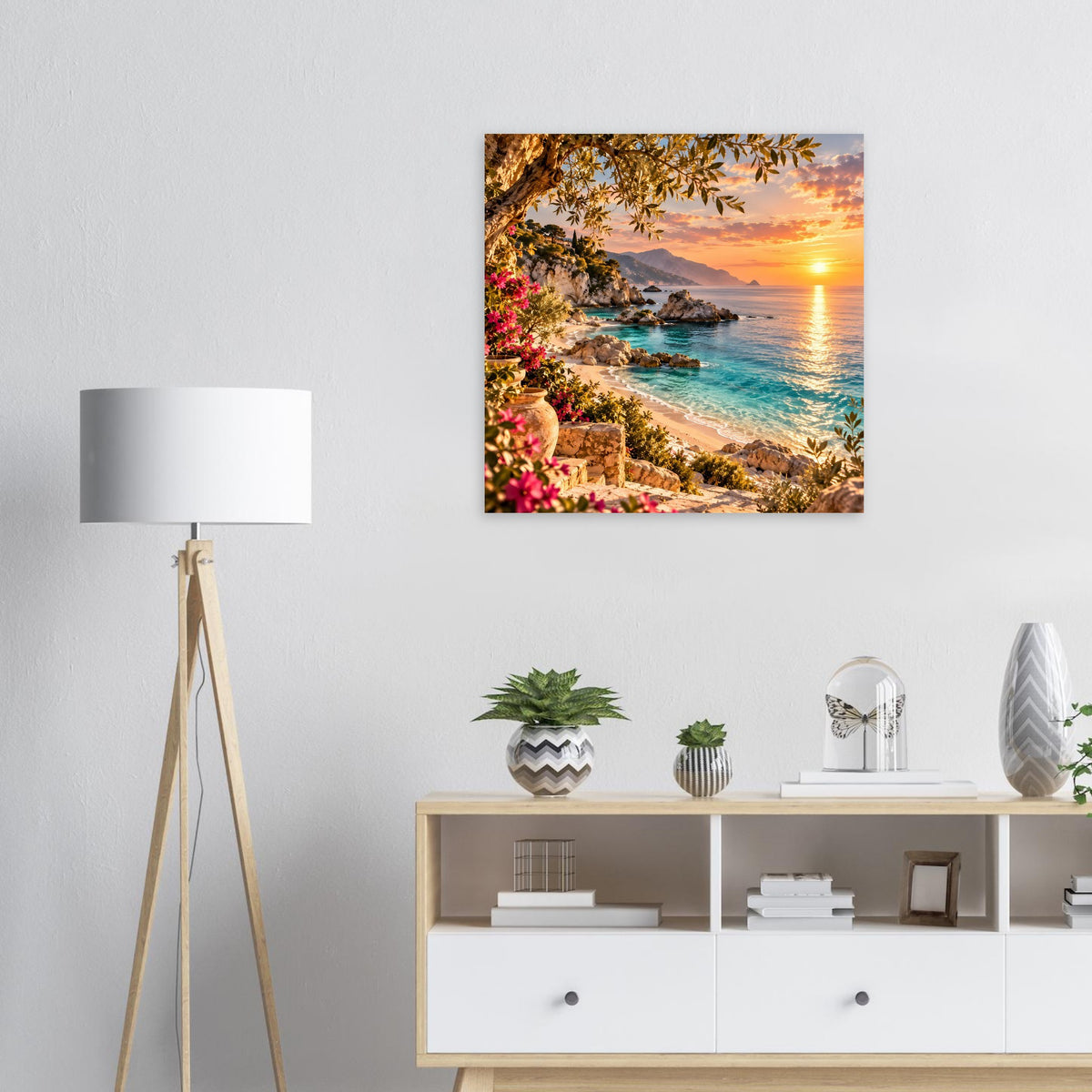 Strandposter mit Sonnenuntergang, Meerbucht, Palmen und bunten Blumen am Ufer