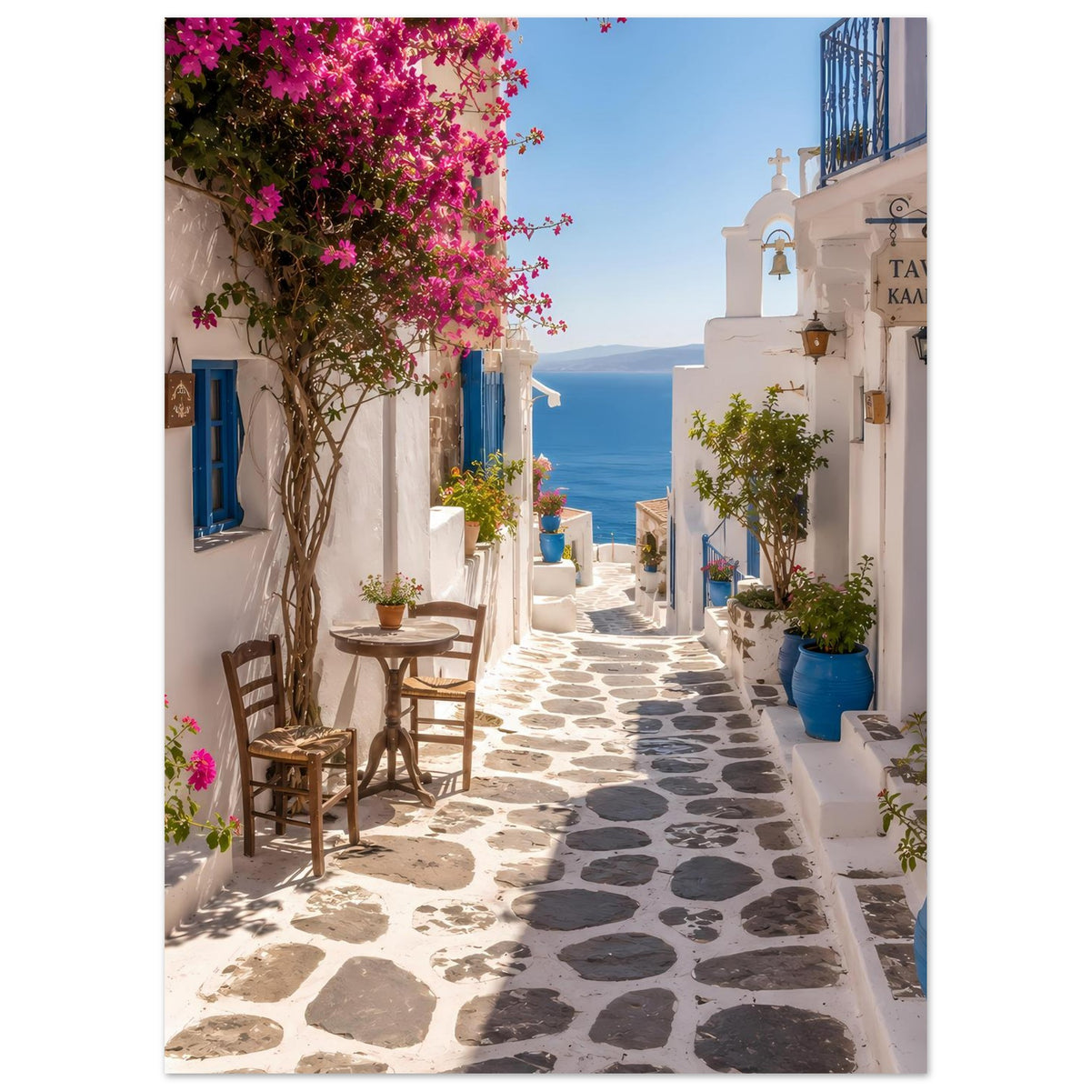Vertikales Kunstposter: mediterrane Gasse mit blauen Türen, rosa Blüten und Steinwegperspektive