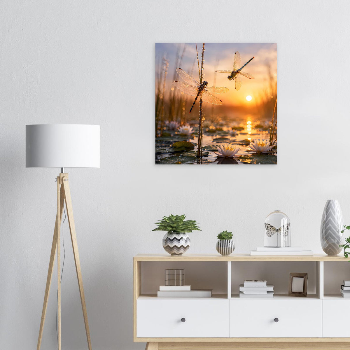 Poster mit goldenen Libellen über Seerosen und warmem Sonnenuntergang
