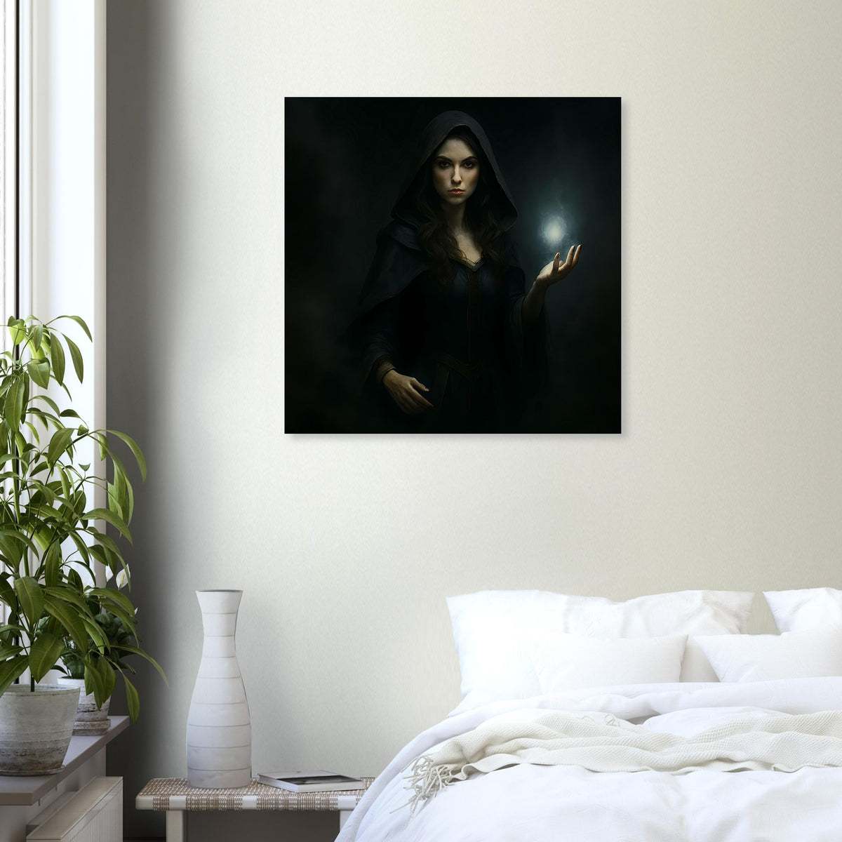 Dunkles Fantasy-Poster im schwarzen Rahmen: Frau mit Kapuze, ruhiger Blick, erhobene Hand mit leuchtendem Effekt
