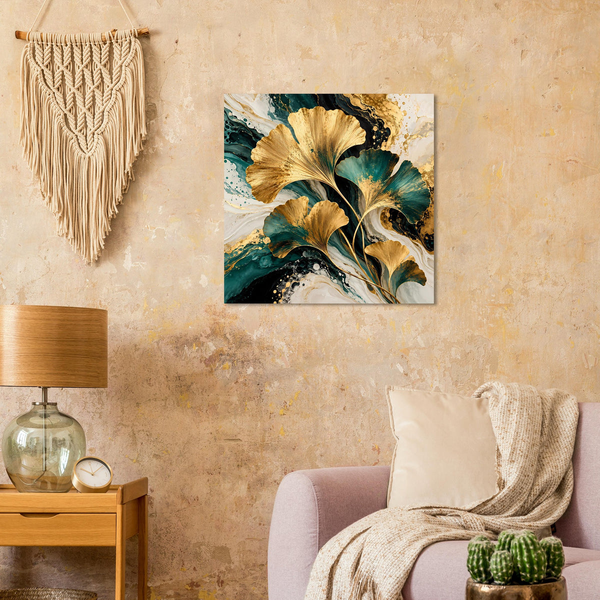 Quadratisches Naturposter mit goldenen Ginkgo-Blättern und dunkelgrünen Akzenten auf Creametönen
