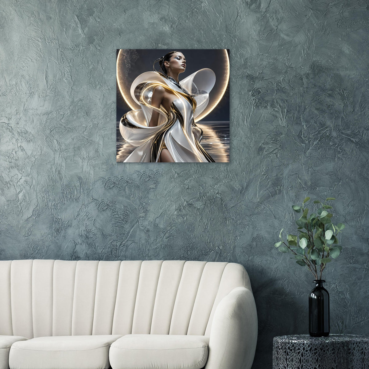 Abstraktes Poster mit gold-silbernen Metallwirbeln und zentraler Frauenfigur