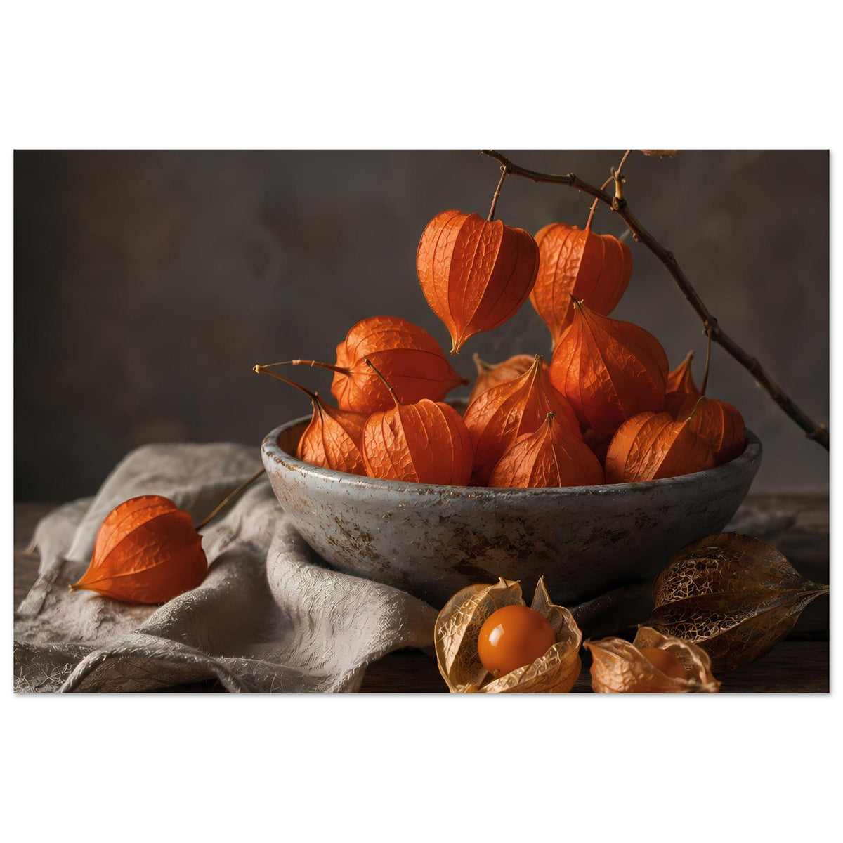 Herbstposter: graue Schale mit orangefarbenen Lampionblumen, Tuch und Blätter im Fokus