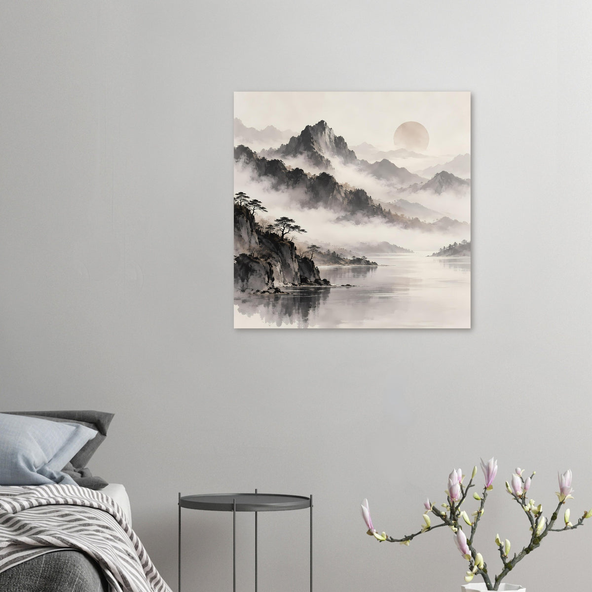 Kleines Poster im Rahmen mit Berg-Nebel, Flussufer, Baum-Silhouetten und hellem Kreis am Himmel