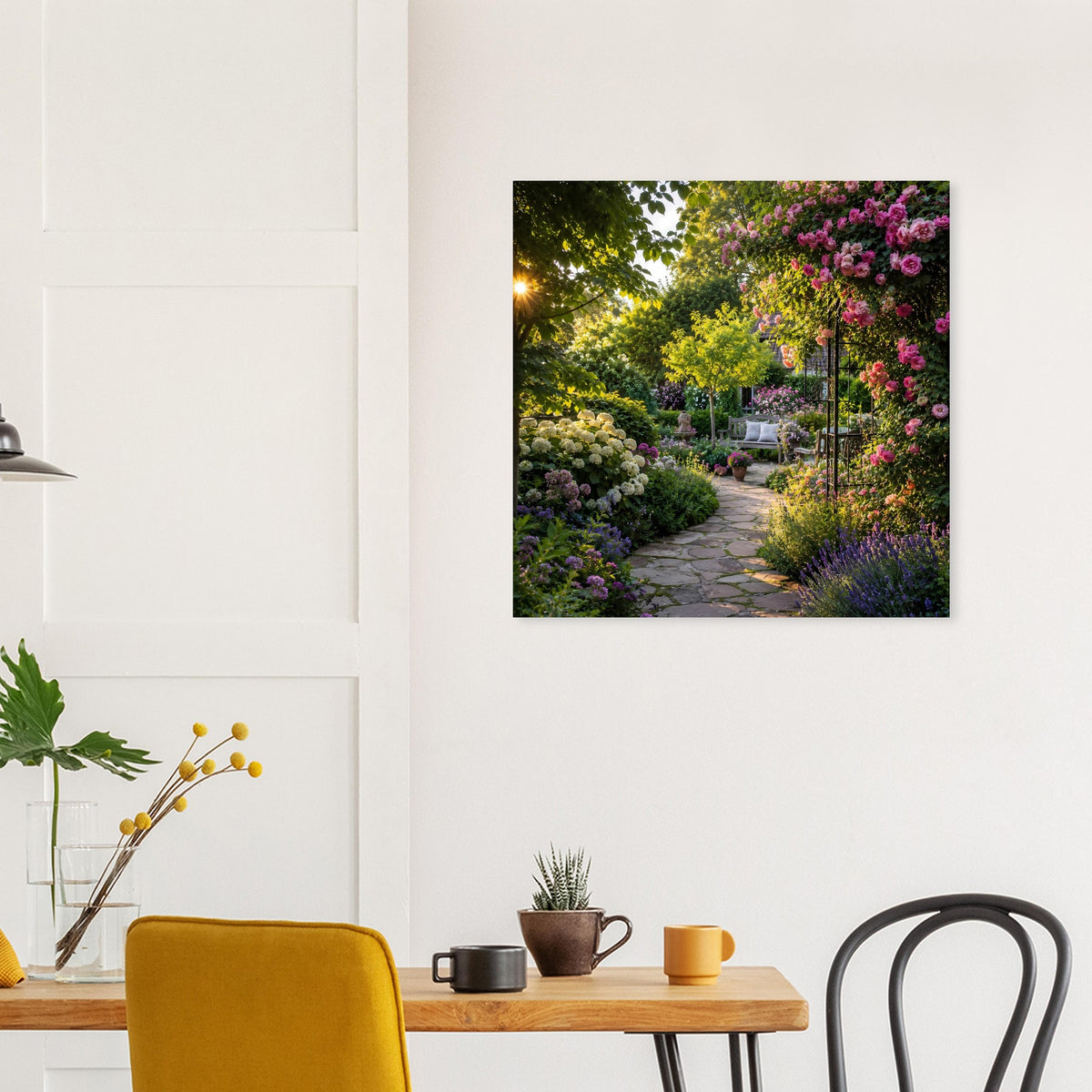 Poster mit Gartenpfad zwischen Blütensträuchern, Rosenbogen und Sonnenstrahl, schwarzer Rahmen