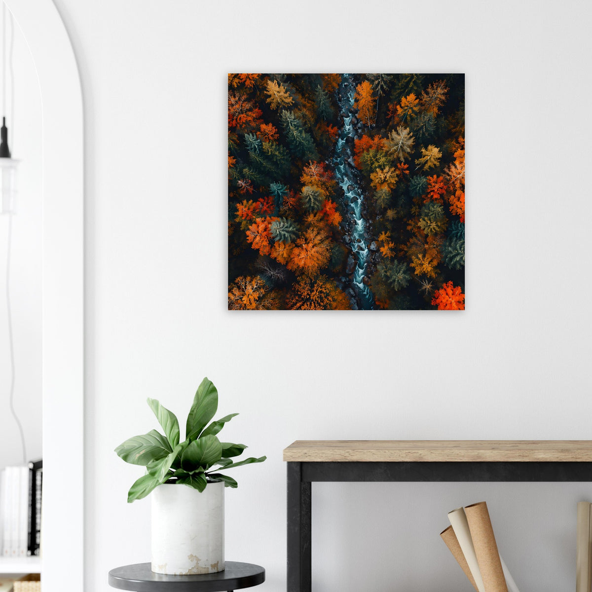 Quadratisches Poster mit Herbstwald und Bachlauf, orangefarbene Blätter und dunkelgrünes Laub.