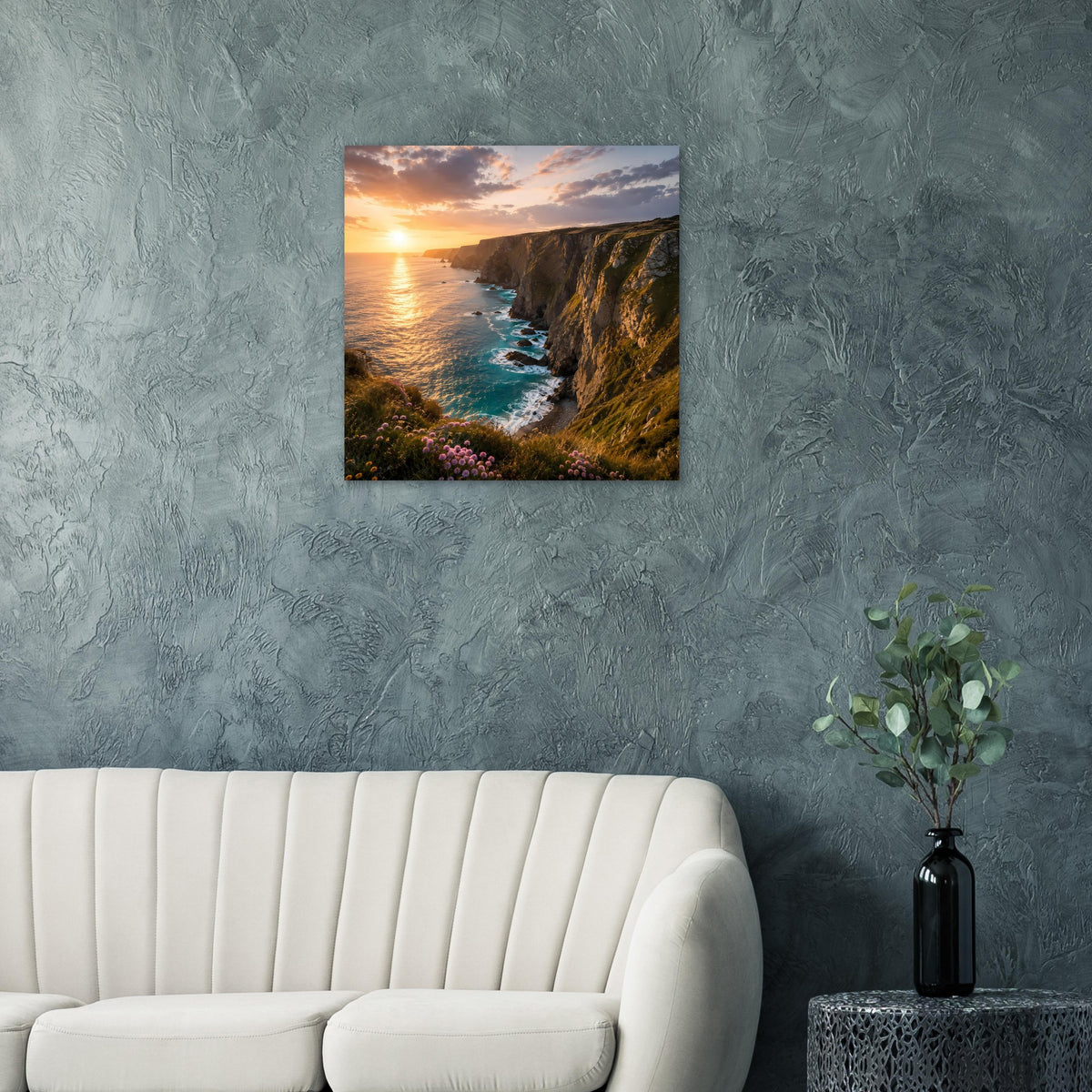 Posterdruck mit Küste bei Sonnenuntergang: Meer, Klippen und blühender Strand, mattes Papier