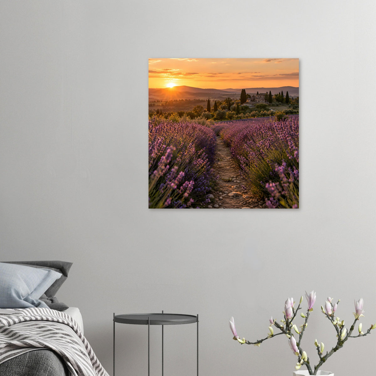 Quadrat-Landschaftsposter mit Lavendelfeldweg und Schloss bei Sonnenuntergang