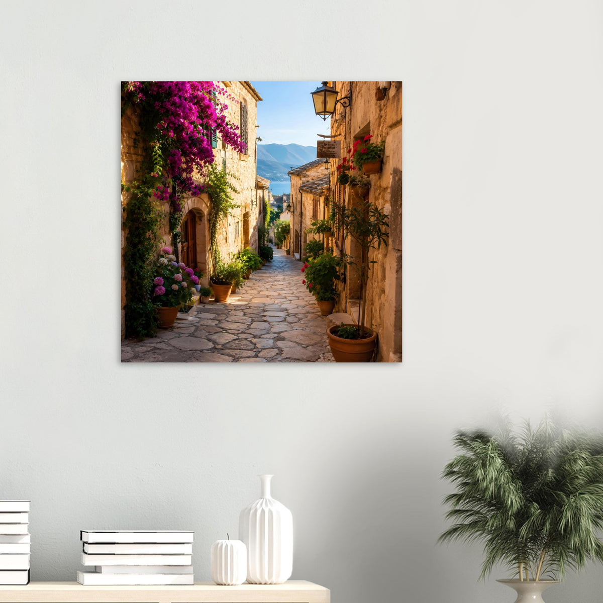 Quadratisches Poster: mediterrane Gasse mit lila Bougainvillea und Pflanzkübeln