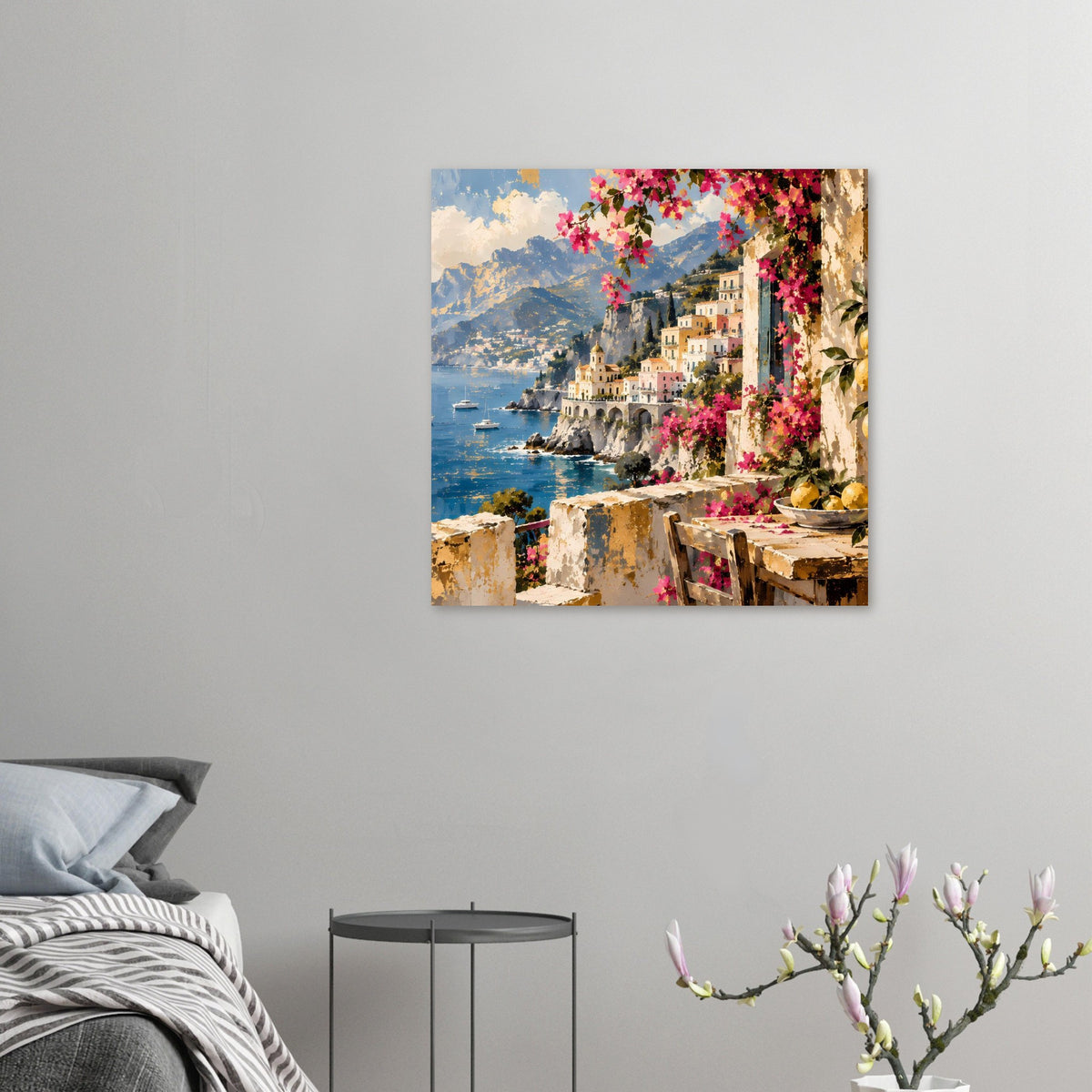 Kleines Poster mit Küstenstadt, blauem Meer, Bergen und Pinkblüten am Balkonmotiv