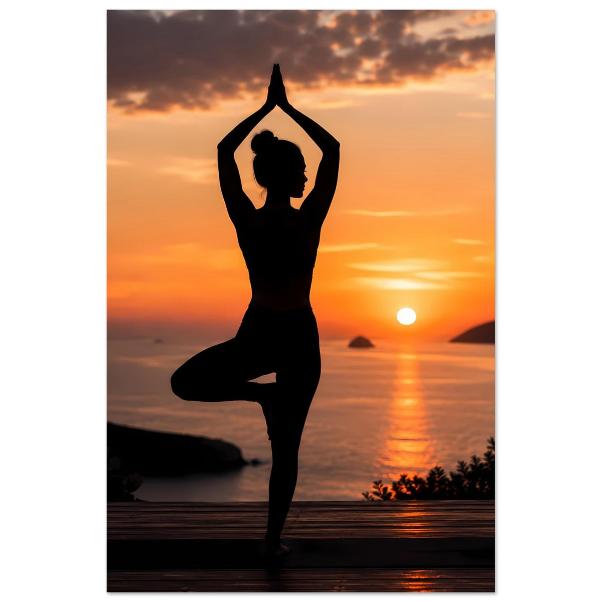 Yoga-Poster im Hochformat: schwarze Silhouette in Meditationshaltung vor Sonnenuntergang am Meer