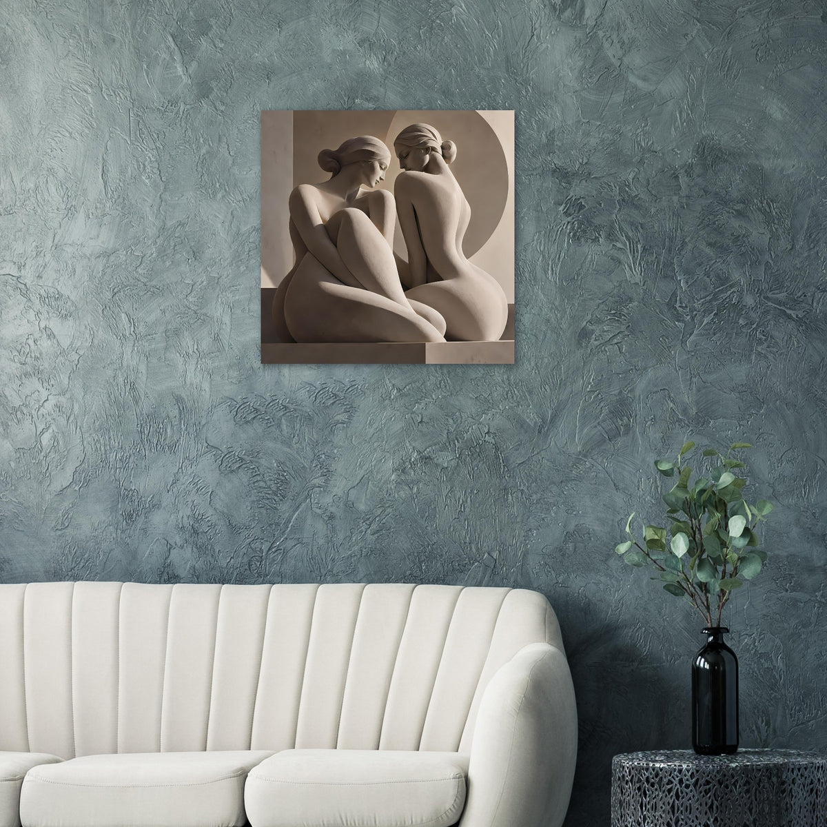 Gerahmtes Kunstposter mit zwei klassischen Aktfiguren im beigen Grauton, mittig