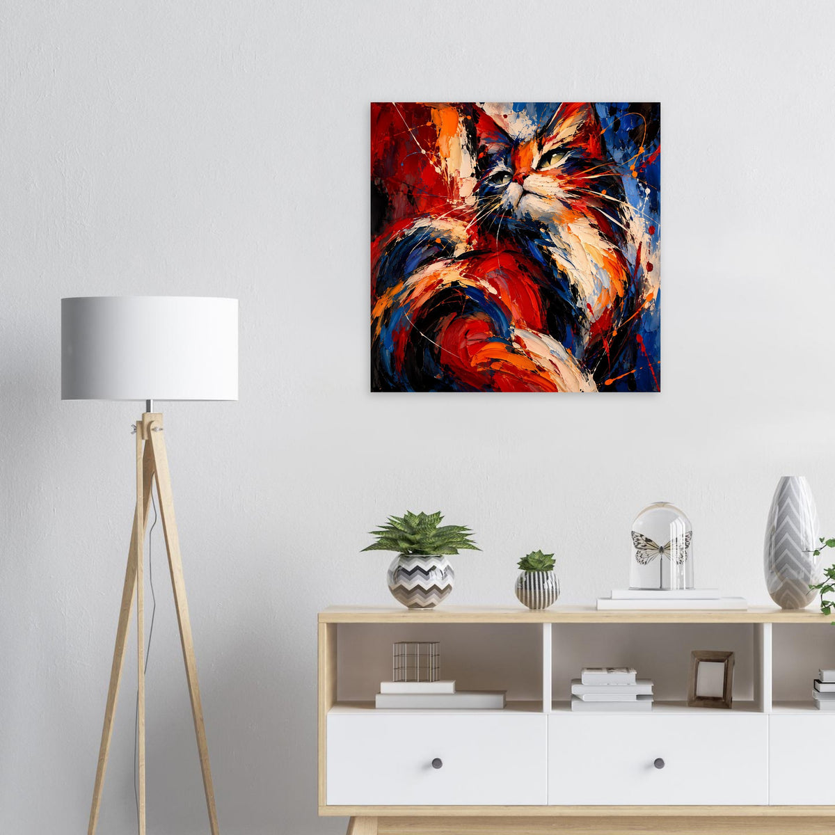 Gerahmtes quadratisches Poster mit abstraktem Katzenmotiv in Rot, Blau und Weiß.