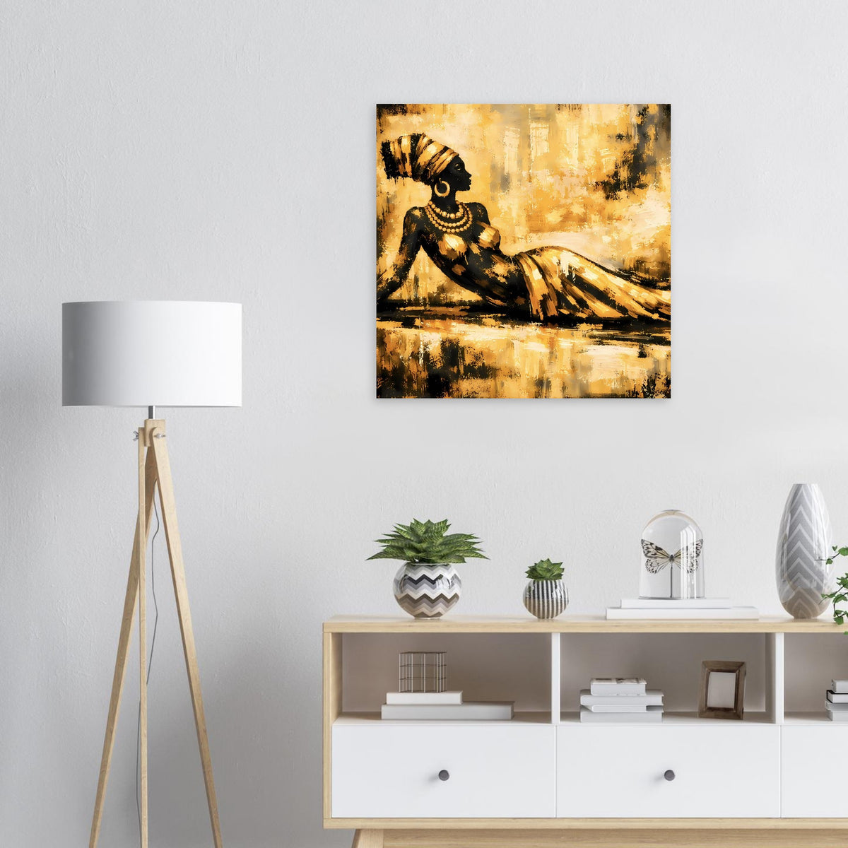 Gerahmtes Kunstdruck-Poster, mittig: sitzende Gold-Schwarz-Frau mit abstrakten Farbflecken