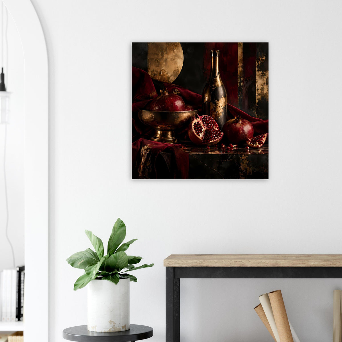 Wandposter mit Granatapfelmotiv: Flasche, rote Granatäpfel und goldene Schüssel