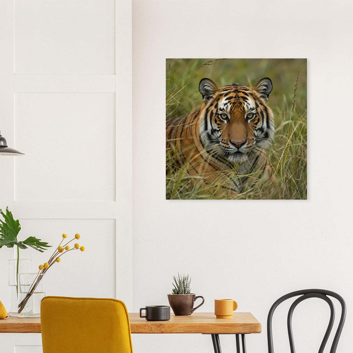 Tiger-Poster: Tigerkopf im Gras mit intensiven Augen, quadratischer Druck