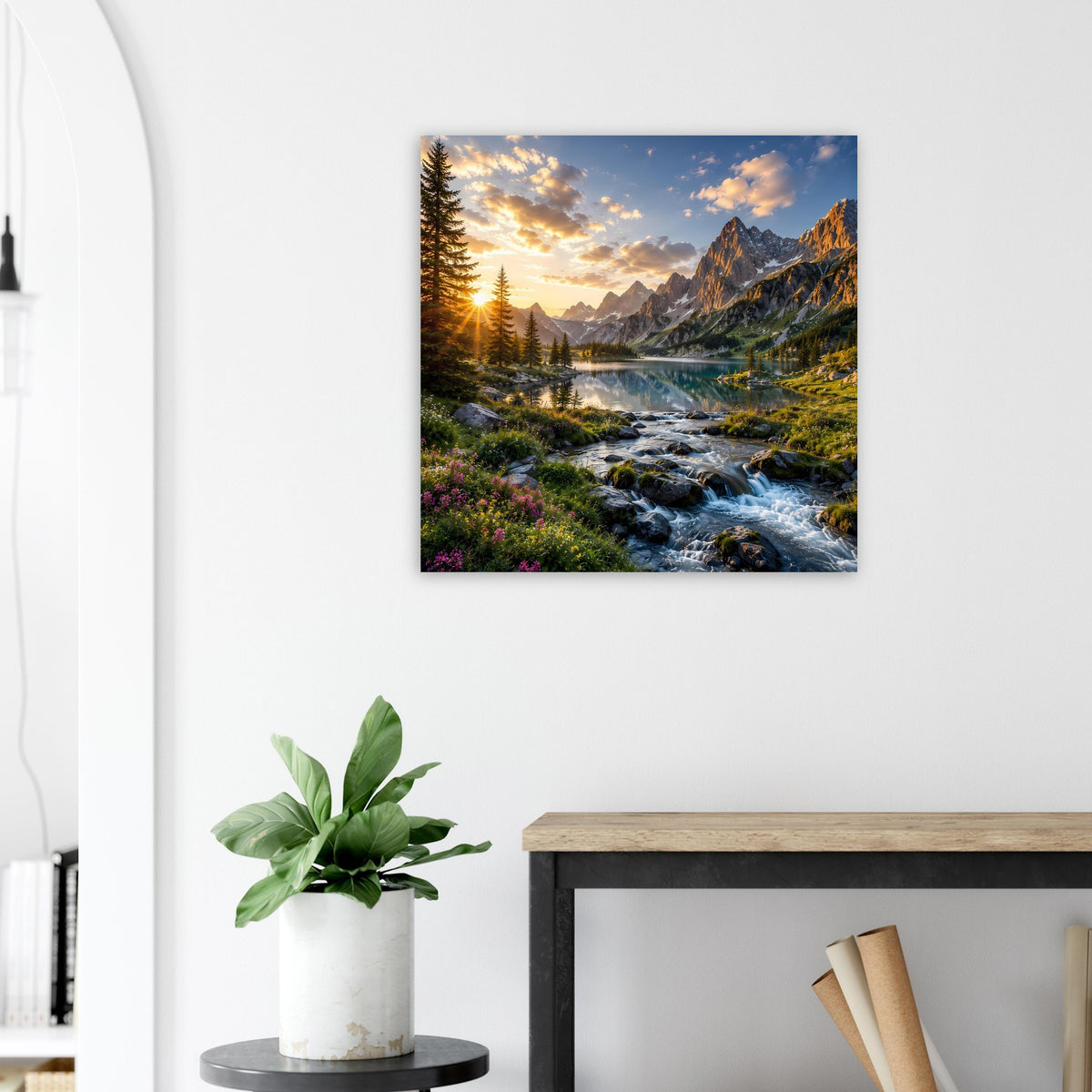 Quadratisches Poster zeigt Bergtal, Sonnenaufgangslicht, Bachlauf und Blumenwiese.