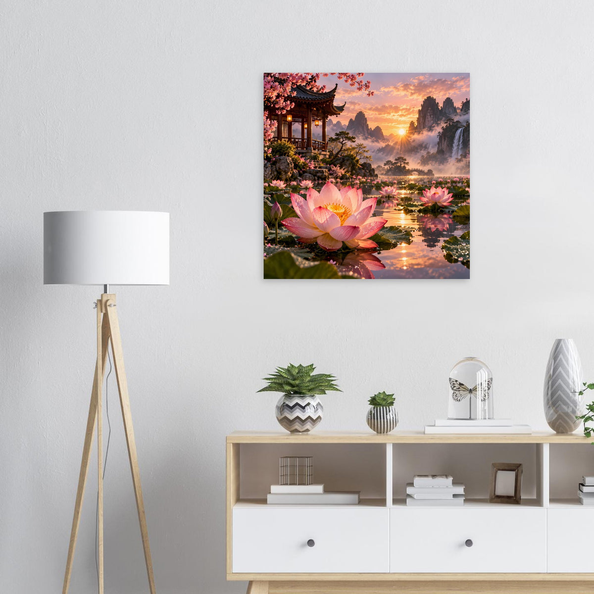 Quadratisches Wandposter: pinke Lotusblüte im Vordergrund, Tempel, Sonnenaufgang