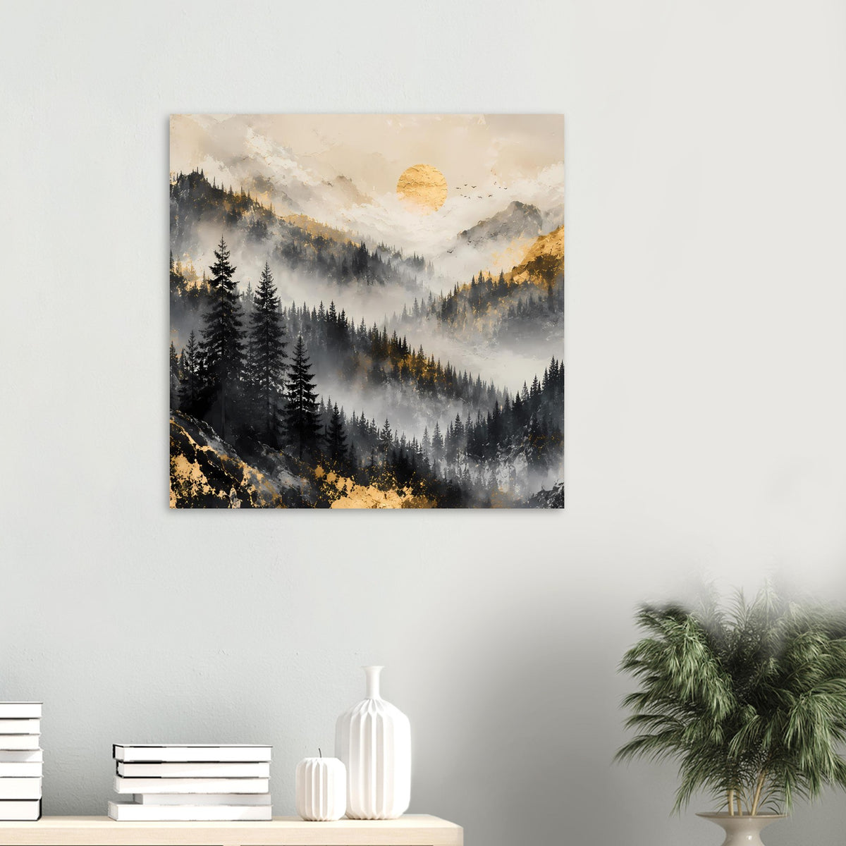 Poster mit Berglandschaft: Tannenwald, Nebel und goldene Sonne über den Bergen