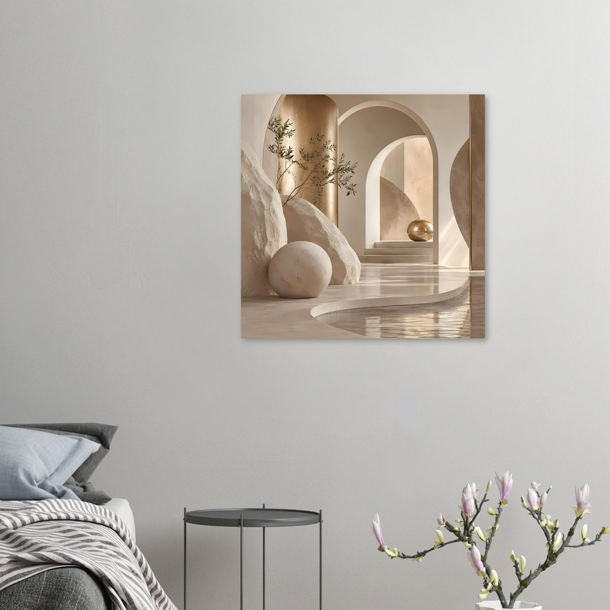 Architekturposter im Quadratformat mit warmen Sand-Goldbögen, Pflanzen und goldener Kugel.