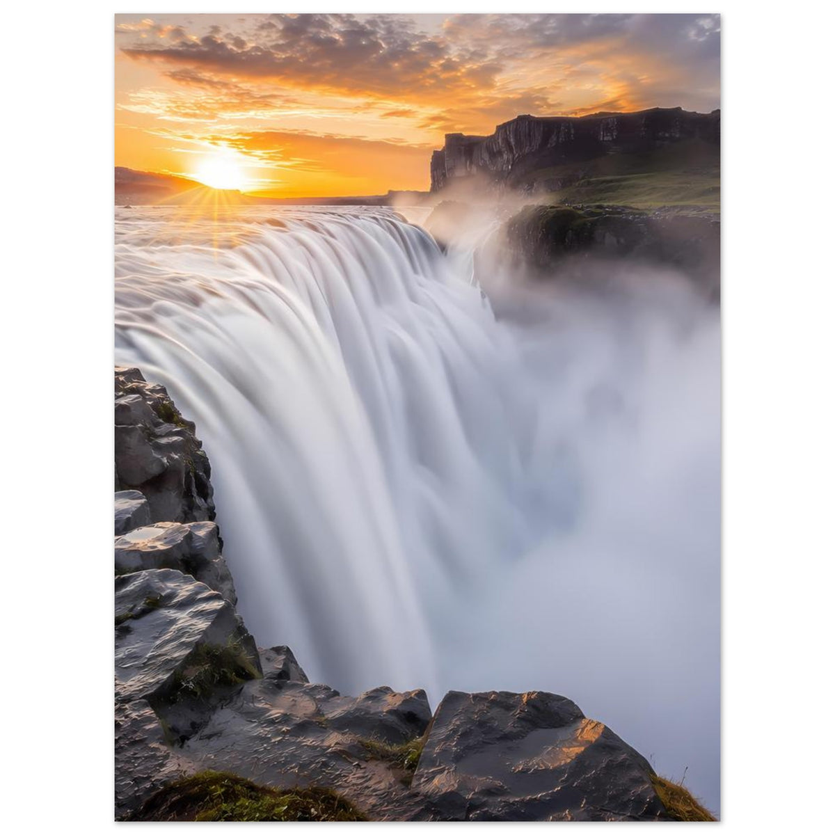 Wasserfall-Poster mit goldener Sonne, weißem Wasser und dunklen Felsen im Vordergrund