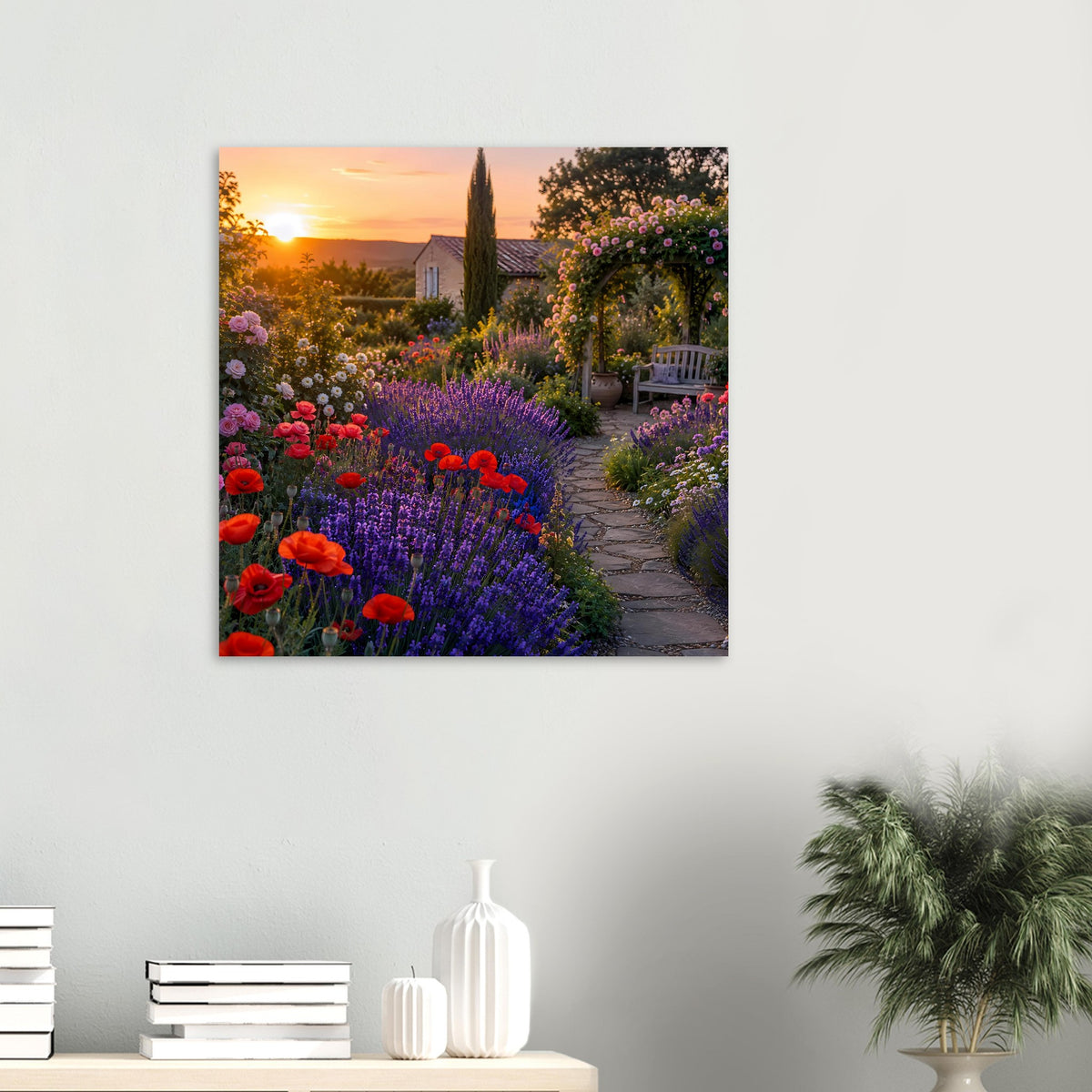Kleines Poster: Blumenrabatten mit Lavendel, roten Blüten und Steinpflasterweg bei Abendlicht