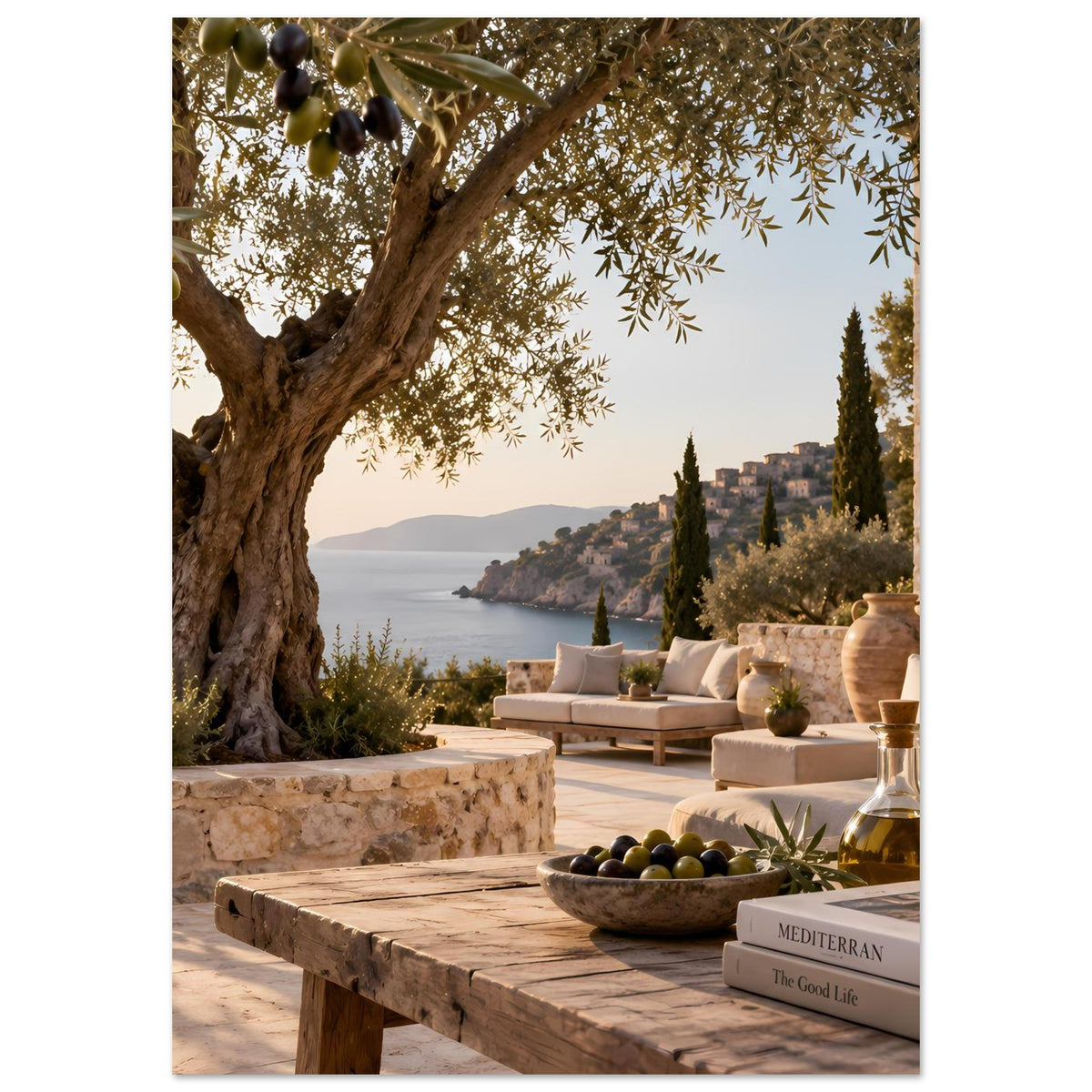 Mediterranes Poster im Hochformat: Küstenblick, Oliven und Ölflasche