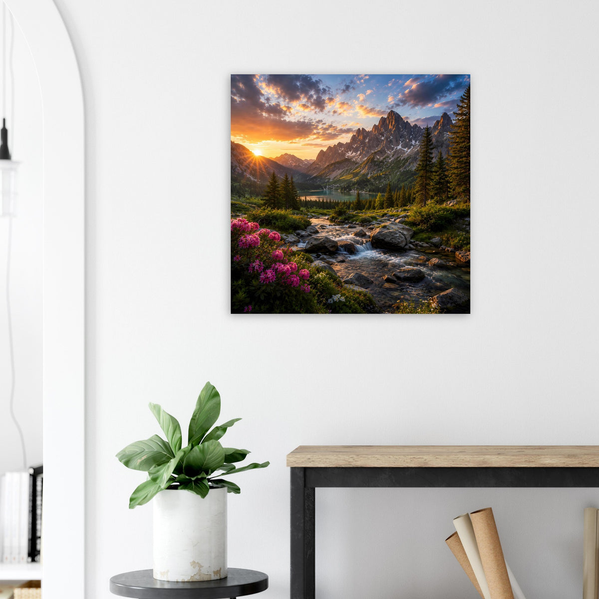 Quadratisches Poster: Sonnenstrahlen über Berggipfeln, Bachlauf durch Felsen und Wald