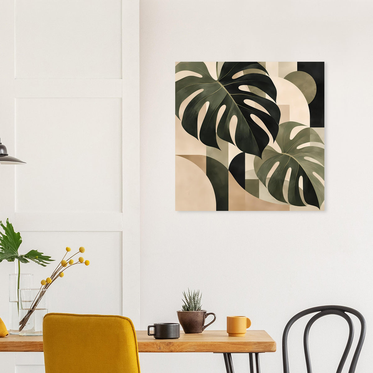Quadratisches Poster mit Monstera-Blättern in Salbeigrün, beige Hintergrundflächen und Schwarzgrün