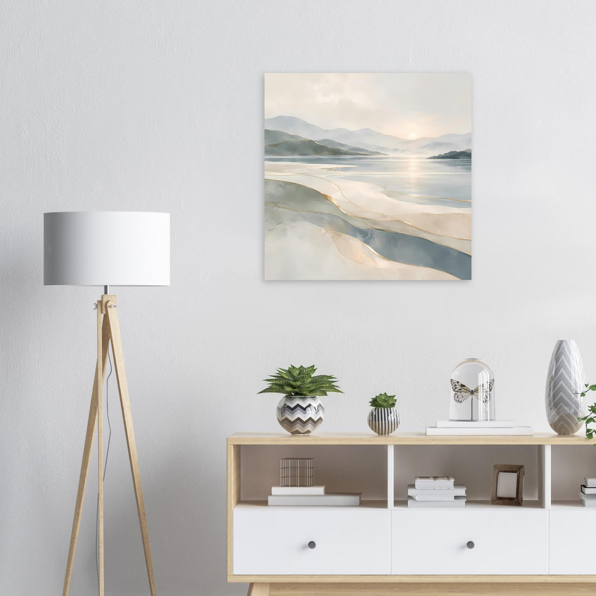 Küstenlandschafts-Poster über Sideboard: helle Uferlandschaft in Beige und Grau mit goldenen Akzenten