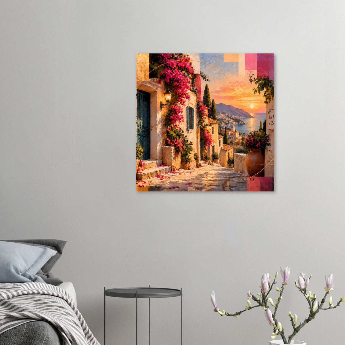Kleines Poster an der Wand: mediterrane Gasse mit pinken Blüten und Sonnenuntergang, matt